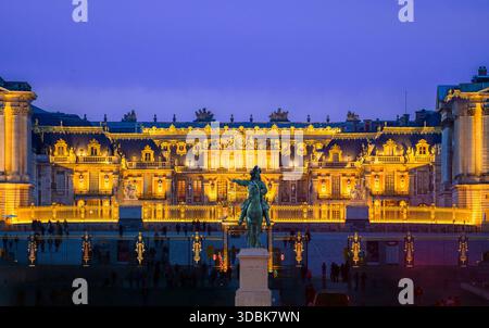 Frankreich, Yvelines (78), Versailles, Statue équestre de Louis XIV, château de Versailles // Reiterstatue von Ludwig XIV, dem Sonnenkönig im Palast o Stockfoto