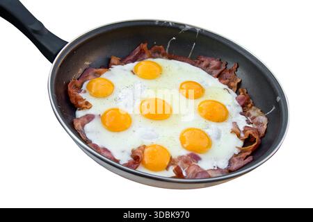 Acht Brateier mit Speck in einer Pfanne, Spiegeleier, tierische Proteine, Keto- oder Fleischfresser-Diät und Ernährung isoliert auf weißem Hintergrund, ausgeschnitten Stockfoto