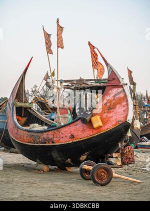 Vertikaler Blick auf das malerische traditionelle hölzerne Fischerboot, bekannt als Mondboot, das auf Sand in der Nähe von Inani Beach, Cox's Bazar, Bangladesch ruht Stockfoto
