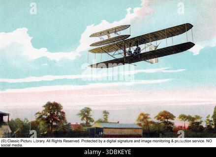 Die Wright Brothers. Die amerikanischen Erfinder Wilbur Wright (1867–1912) und Orville Wright (1871–1948), Autodidakt Ingenieure aus Ohio, erreichten die weltweit ersten motorisierten, nachhaltigen und kontrollierten Flugzeugflüge. Nach jahrelangem Experimentieren mit Segelflugzeugen in Kitty Hawk, North Carolina, flogen sie am 17. Dezember 1903 erfolgreich ihr Doppeldecker, den Wright Flyer. Orville steuerte den historischen ersten Flug, der 120 Fuß (36 Meter) in 12 Sekunden zurücklegte. An diesem Tag absolvierten die Brüder insgesamt vier Flüge, wobei der längste – von Wilbur gesteuert – 852 Fuß (260 Meter) in 59 Sekunden erreichte Stockfoto