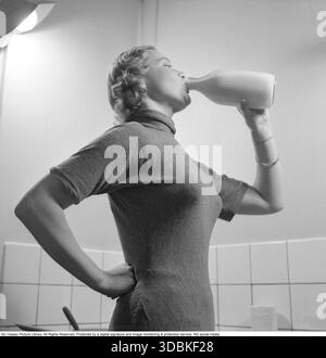 Maj-Britt Thörn (1923–2023) schwedische Schauspielerin und Tänzerin. Von 1949 bis 1984 war sie mit Kurt Rydé (* 1921) verheiratet, mit dem sie zwei Kinder hatte: Anne-Lie Rydé (berühmte Sängerin) 1956 und Joakim Rydé (1959). Fotografiert hier zu Hause 1951. (Conard Ref. 1652) Stockfoto