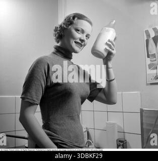 Maj-Britt Thörn (1923–2023) schwedische Schauspielerin und Tänzerin. Von 1949 bis 1984 war sie mit Kurt Rydé (* 1921) verheiratet, mit dem sie zwei Kinder hatte: Anne-Lie Rydé (berühmte Sängerin) 1956 und Joakim Rydé (1959). Fotografiert hier zu Hause 1951. (Conard Ref. 1652) Stockfoto