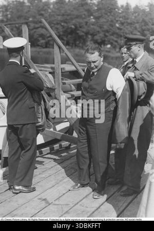 Hermann Göring. Deutscher Politiker, Militärführer und verurteilter Kriegsverbrecher. Geboren am 12. januar 1893, tot am 15. oktober 1946. Dieses Foto zeigt den Nazi-Führer Hermann Göring (1893–1946) bei seiner Ankunft mit dem Flugzeug in der Nähe des Schlosses Rockelstad im Södermanland 1933, um an der Hochzeit von Birgitta von Rosen teilzunehmen. Göring war mit ihrem Vater, dem Entdecker und Nazi-Adligen Graf Eric von Rosen befreundet. Görings tiefe schwedische Beziehungen resultierten aus seiner ersten Ehe mit Carin von Kantzow (geb. Fock, 1888–1931), die er 1920 in Rockelstad kennenlernte, als er Graf Eric durch einen Schneesturm steuerte Stockfoto