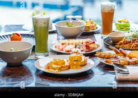 Luxuriöses Brunch-Buffet mit verschiedenen Gerichten und Getränken Stockfoto
