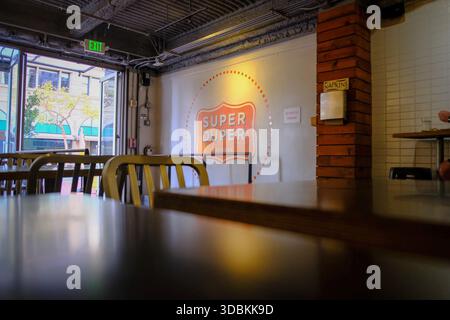 12. OCT 2025 - San Francisco, USA - ein leeres Super Duper Burger Restaurant Stockfoto
