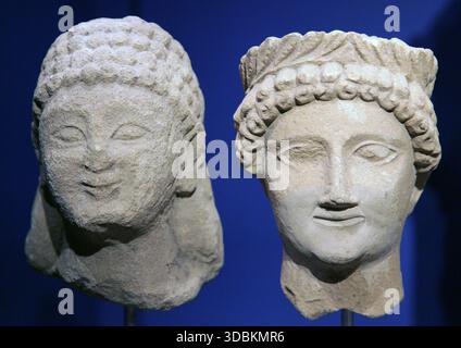 Links;Kopf eines jungen Mannes.510-500 v. Chr. rechts;Kopf eines jungen Mannes mit Kranz.460-450 v. Chr..beide Zypern. Stockfoto