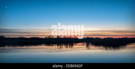 Ruhiger Blick über die Seen bei Sonnenuntergang im RSPB Ham Wall Nature Reserve, Ashcott, Somerset, England, Großbritannien Stockfoto