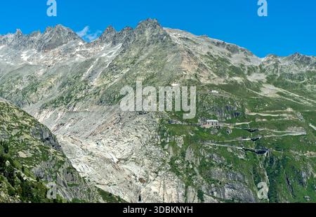 Trogtal und eisfreies Gletscherbett des Rhonegletschers, Quellwasser der Rhonewelle am Furka-Pass, Gletsch, Wallis, Schweiz Stockfoto