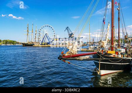Segelschiffe auf der Warnow während der Hanse Sail in Rostock. Stockfoto
