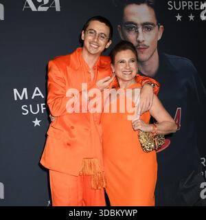 Ny. Dezember 2025. Timothée Chalamet, Nicole Flender bei Ankunft für MARTY SUPREME Screening, Regal Times Square, New York, NY, 16. Dezember, 2025. Quelle: Quoin Pics/Everett Collection/Alamy Live News Stockfoto