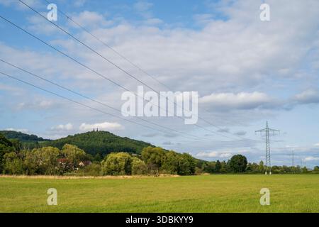 Deutschland, Bayern, Franken, Bad Staffelstein, Hochspannungsmasten mit Hochspannungsleitungen Stockfoto