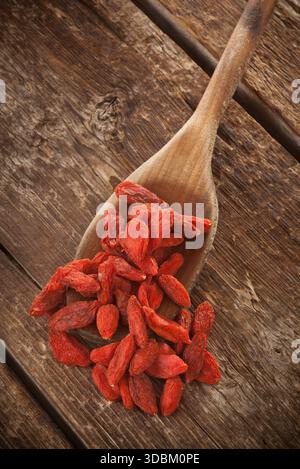 Getrocknete Goji-Beeren isoliert auf Holztisch. Stockfoto