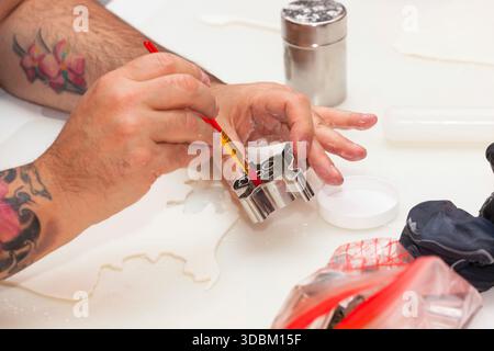 Gebäck Lektion, die auf Zahlen von Halloween mit Fondant einfügen oder Zuckerpaste. Stockfoto