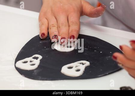 Gebäck Lektion, die auf Zahlen von Halloween mit Fondant einfügen oder Zuckerpaste. Stockfoto