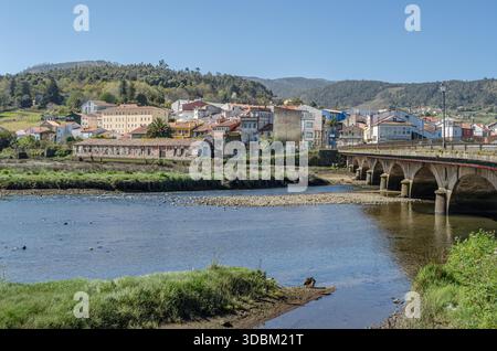 Blick auf den Fluss Traba und die Mündung Muros und Noya in der Stadt Noya (Noia), Provinz A Coruna, Galicien, Nordwesten Spaniens Stockfoto