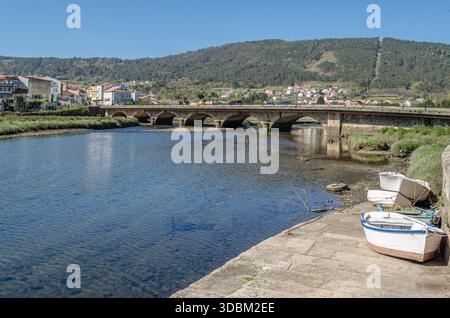 Blick auf den Fluss Traba und die Mündung Muros und Noya in der Stadt Noya (Noia), Provinz A Coruna, Galicien, Nordwesten Spaniens Stockfoto