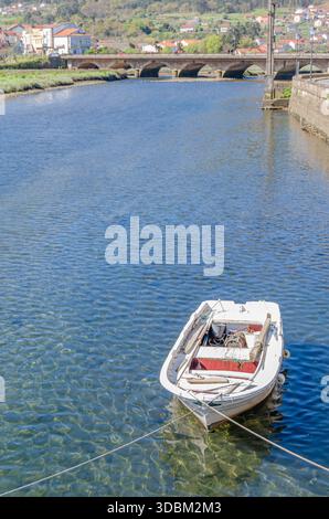 Blick auf den Fluss Traba und die Mündung Muros und Noya in der Stadt Noya (Noia), Provinz A Coruna, Galicien, Nordwesten Spaniens Stockfoto