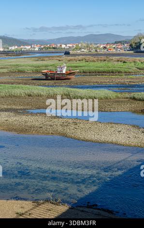 Blick auf den Fluss Traba und die Mündung Muros und Noya in der Stadt Noya (Noia), Provinz A Coruna, Galicien, Nordwesten Spaniens Stockfoto