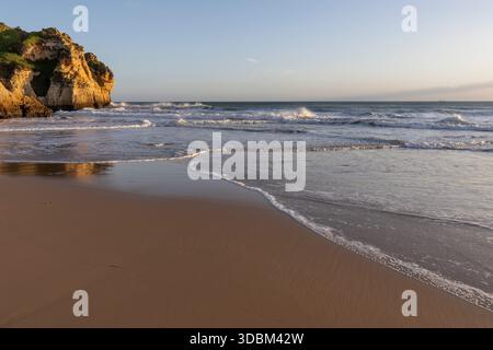 Praia dos Tres Irmaos Strand an der Algarve, Portugal Stockfoto