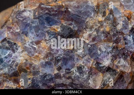 Diese Szene zeigt ein großes Gesteinsfragment mit Quarz- und Fluoritkristallen. Reflexionen und Farben von Mineralien erregen Aufmerksamkeit in der natürlichen Umgebung. Stockfoto