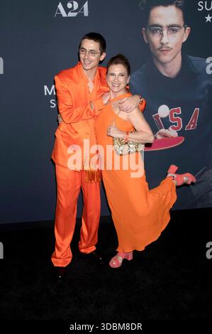 Timothee Chalamet mit Mutter Nicole Flender bei der Premiere des Kinofilms Marty Supreme im Regal Times Square. New York, 16.12.2025 *** Timothee Chalamet mit Mutter Nicole Flender bei der Premiere des Films Marty Supreme am Regal Times Square New York, 16 12 2025 Foto:XB.xHinex/xFuturexImagex supreme 5406 Stockfoto