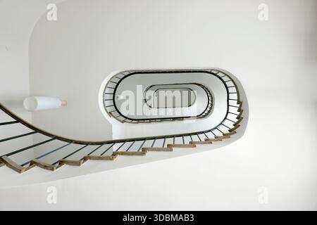 Blick von unten in das Treppenhaus einer Wendeltreppe Stockfoto