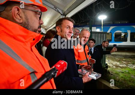 Marseille, Frankreich. Dezember 2025. Der französische Präsident Emmanuel Macron besuchte am 16. Dezember 2025 das Gelände der geplanten Erweiterung des Bahnhofs Gare de Marseille Saint-Charles in Marseille, Frankreich. Foto: Christian Liewig/Pool/ABACAPRESS.COM Credit: Abaca Press/Alamy Live News Stockfoto