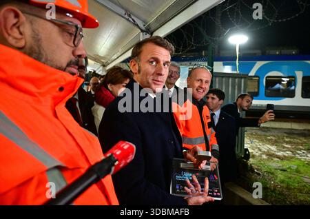 Marseille, Frankreich. Dezember 2025. Der französische Präsident Emmanuel Macron besuchte am 16. Dezember 2025 das Gelände der geplanten Erweiterung des Bahnhofs Gare de Marseille Saint-Charles in Marseille, Frankreich. Foto: Christian Liewig/Pool/ABACAPRESS.COM Credit: Abaca Press/Alamy Live News Stockfoto