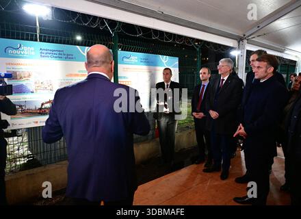 Marseille, Frankreich. Dezember 2025. Der französische Präsident Emmanuel Macron besuchte am 16. Dezember 2025 das Gelände der geplanten Erweiterung des Bahnhofs Gare de Marseille Saint-Charles in Marseille, Frankreich. Foto: Christian Liewig/Pool/ABACAPRESS.COM Credit: Abaca Press/Alamy Live News Stockfoto
