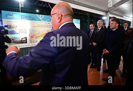 Marseille, Frankreich. Dezember 2025. Der französische Präsident Emmanuel Macron besuchte am 16. Dezember 2025 das Gelände der geplanten Erweiterung des Bahnhofs Gare de Marseille Saint-Charles in Marseille, Frankreich. Foto: Christian Liewig/Pool/ABACAPRESS.COM Credit: Abaca Press/Alamy Live News Stockfoto