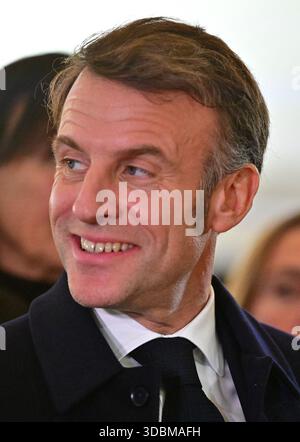 Marseille, Frankreich. Dezember 2025. Der französische Präsident Emmanuel Macron besuchte am 16. Dezember 2025 das Gelände der geplanten Erweiterung des Bahnhofs Gare de Marseille Saint-Charles in Marseille, Frankreich. Foto: Christian Liewig/Pool/ABACAPRESS.COM Credit: Abaca Press/Alamy Live News Stockfoto
