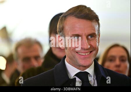 Marseille, Frankreich. Dezember 2025. Der französische Präsident Emmanuel Macron besuchte am 16. Dezember 2025 das Gelände der geplanten Erweiterung des Bahnhofs Gare de Marseille Saint-Charles in Marseille, Frankreich. Foto: Christian Liewig/Pool/ABACAPRESS.COM Credit: Abaca Press/Alamy Live News Stockfoto