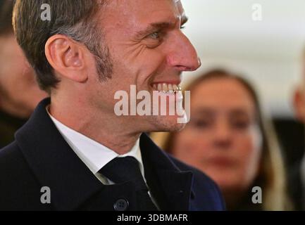 Marseille, Frankreich. Dezember 2025. Der französische Präsident Emmanuel Macron besuchte am 16. Dezember 2025 das Gelände der geplanten Erweiterung des Bahnhofs Gare de Marseille Saint-Charles in Marseille, Frankreich. Foto: Christian Liewig/Pool/ABACAPRESS.COM Credit: Abaca Press/Alamy Live News Stockfoto