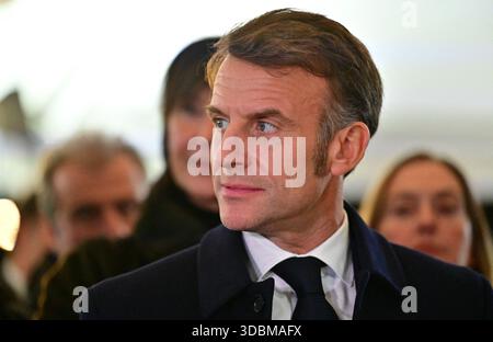 Marseille, Frankreich. Dezember 2025. Der französische Präsident Emmanuel Macron besuchte am 16. Dezember 2025 das Gelände der geplanten Erweiterung des Bahnhofs Gare de Marseille Saint-Charles in Marseille, Frankreich. Foto: Christian Liewig/Pool/ABACAPRESS.COM Credit: Abaca Press/Alamy Live News Stockfoto