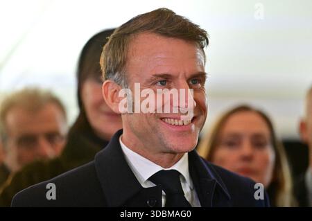 Marseille, Frankreich. Dezember 2025. Der französische Präsident Emmanuel Macron besuchte am 16. Dezember 2025 das Gelände der geplanten Erweiterung des Bahnhofs Gare de Marseille Saint-Charles in Marseille, Frankreich. Foto: Christian Liewig/Pool/ABACAPRESS.COM Credit: Abaca Press/Alamy Live News Stockfoto