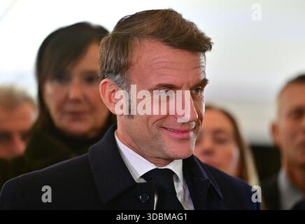 Marseille, Frankreich. Dezember 2025. Der französische Präsident Emmanuel Macron besuchte am 16. Dezember 2025 das Gelände der geplanten Erweiterung des Bahnhofs Gare de Marseille Saint-Charles in Marseille, Frankreich. Foto: Christian Liewig/Pool/ABACAPRESS.COM Credit: Abaca Press/Alamy Live News Stockfoto