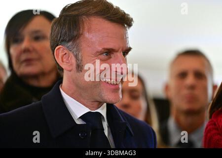 Marseille, Frankreich. Dezember 2025. Der französische Präsident Emmanuel Macron besuchte am 16. Dezember 2025 das Gelände der geplanten Erweiterung des Bahnhofs Gare de Marseille Saint-Charles in Marseille, Frankreich. Foto: Christian Liewig/Pool/ABACAPRESS.COM Credit: Abaca Press/Alamy Live News Stockfoto