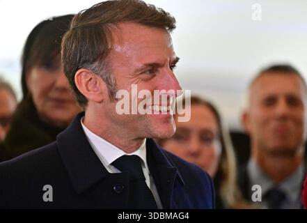 Marseille, Frankreich. Dezember 2025. Der französische Präsident Emmanuel Macron besuchte am 16. Dezember 2025 das Gelände der geplanten Erweiterung des Bahnhofs Gare de Marseille Saint-Charles in Marseille, Frankreich. Foto: Christian Liewig/Pool/ABACAPRESS.COM Credit: Abaca Press/Alamy Live News Stockfoto