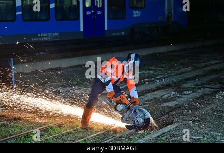 Marseille, Frankreich. Dezember 2025. Illustration während des Besuchs des französischen Präsidenten Emmanuel Macron am 16. Dezember 2025 am Standort der geplanten Erweiterung des Bahnhofs Gare de Marseille Saint-Charles in Marseille, Frankreich. Foto: Christian Liewig/Pool/ABACAPRESS.COM Credit: Abaca Press/Alamy Live News Stockfoto