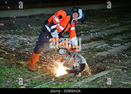 Marseille, Frankreich. Dezember 2025. Illustration während des Besuchs des französischen Präsidenten Emmanuel Macron am 16. Dezember 2025 am Standort der geplanten Erweiterung des Bahnhofs Gare de Marseille Saint-Charles in Marseille, Frankreich. Foto: Christian Liewig/Pool/ABACAPRESS.COM Credit: Abaca Press/Alamy Live News Stockfoto