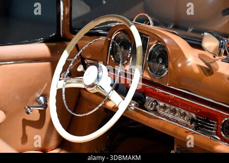Mercedes-Benz 300 SL Oldtimer-Innenraum mit Lenkrad und Armaturenbrett Stockfoto