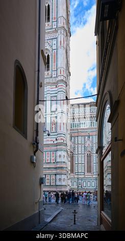 Die prächtige polychrome Marmorfassade und die ikonische rot gekachelte Kuppel der Kathedrale santa maria del fiore in florenz, italien Stockfoto