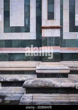Die prächtige polychrome Marmorfassade und die ikonische rot gekachelte Kuppel der Kathedrale santa maria del fiore in florenz, italien Stockfoto