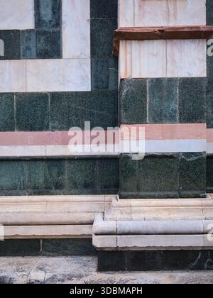 Die prächtige polychrome Marmorfassade und die ikonische rot gekachelte Kuppel der Kathedrale santa maria del fiore in florenz, italien Stockfoto