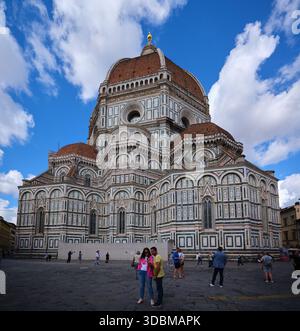 Die prächtige polychrome Marmorfassade und die ikonische rot gekachelte Kuppel der Kathedrale santa maria del fiore in florenz, italien Stockfoto