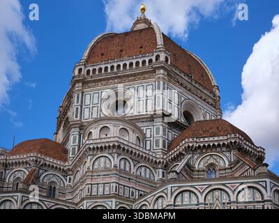 Die prächtige polychrome Marmorfassade und die ikonische rot gekachelte Kuppel der Kathedrale santa maria del fiore in florenz, italien Stockfoto