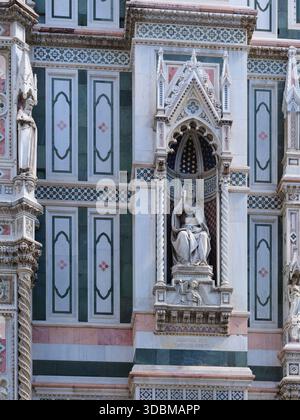 Die prächtige polychrome Marmorfassade und die ikonische rot gekachelte Kuppel der Kathedrale santa maria del fiore in florenz, italien Stockfoto