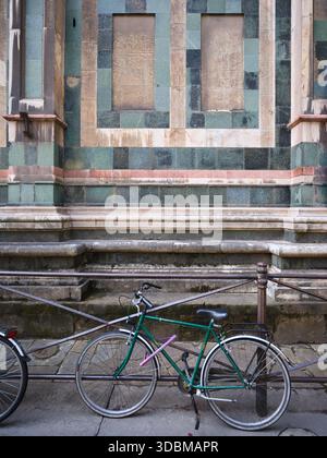 Die prächtige polychrome Marmorfassade und die ikonische rot gekachelte Kuppel der Kathedrale santa maria del fiore in florenz, italien Stockfoto