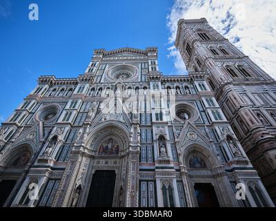 Die prächtige polychrome Marmorfassade und die ikonische rot gekachelte Kuppel der Kathedrale santa maria del fiore in florenz, italien Stockfoto
