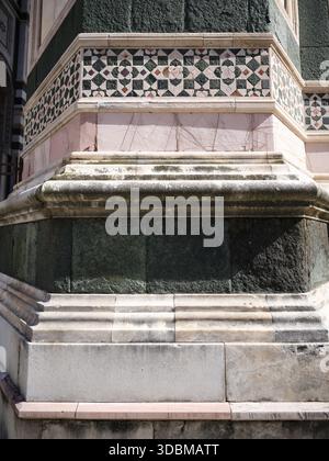 Die prächtige polychrome Marmorfassade und die ikonische rot gekachelte Kuppel der Kathedrale santa maria del fiore in florenz, italien Stockfoto